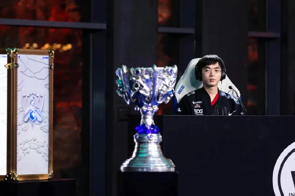 14岁国服第一，李炫君EDG夺冠之路背后的母亲